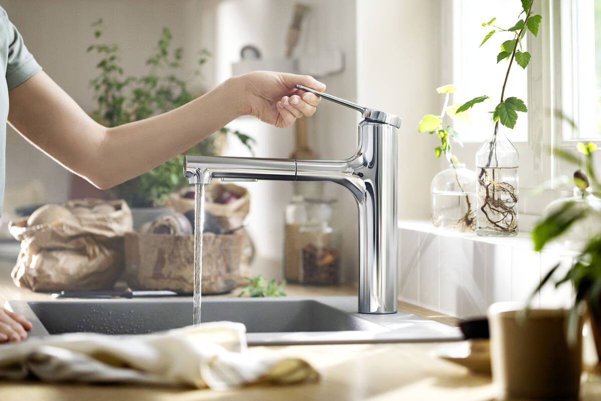Кухонный смеситель hansgrohe Zesis M33 однорычажный, 160 с вытяжным душем, 2jet, матовый черный 74801670