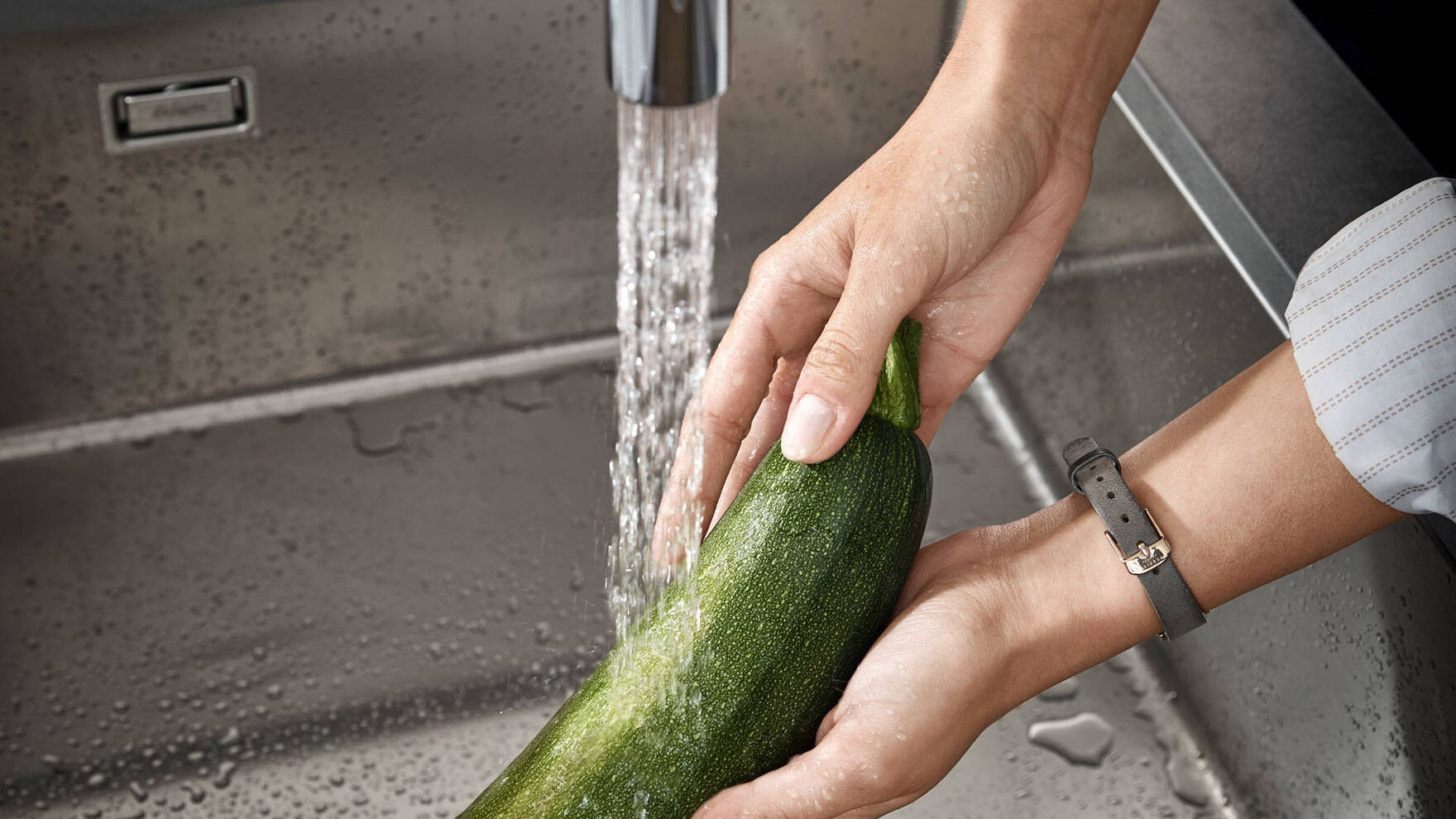 Кухонный смеситель hansgrohe Zesis M33 однорычажный, 160 с вытяжным душем, 2jet, матовый черный 74801670