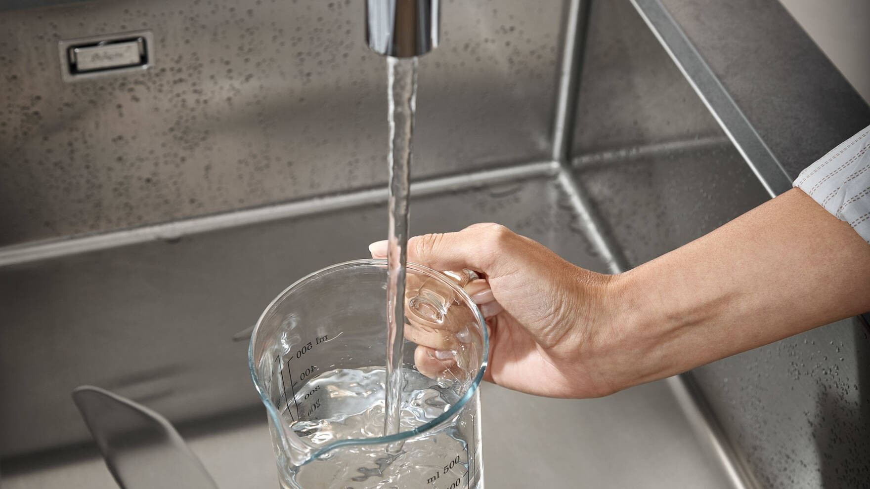 Кухонный смеситель hansgrohe Zesis M33 однорычажный, 160 с вытяжным душем, 2jet, матовый черный 74801670