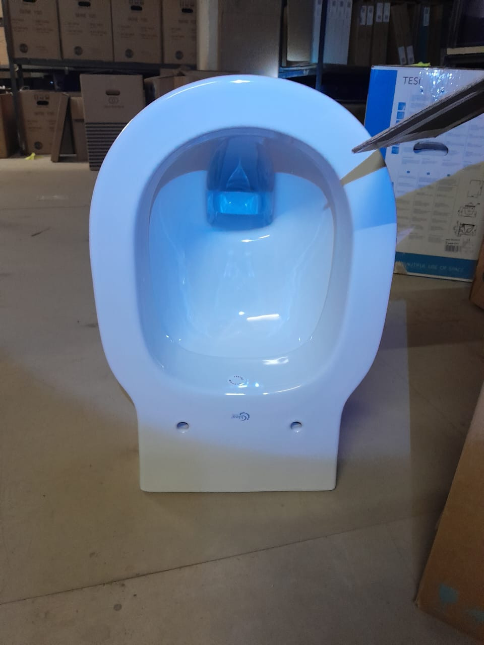 Подвесной унитаз Ideal Standard Connect с полочкой E804501