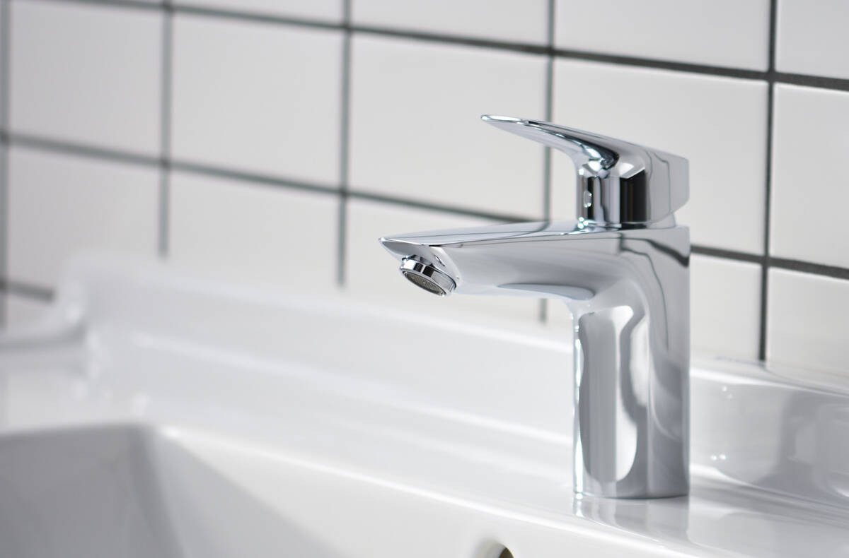 Однорычажный смеситель для раковины Hansgrohe Logis 100 с донным клапаном