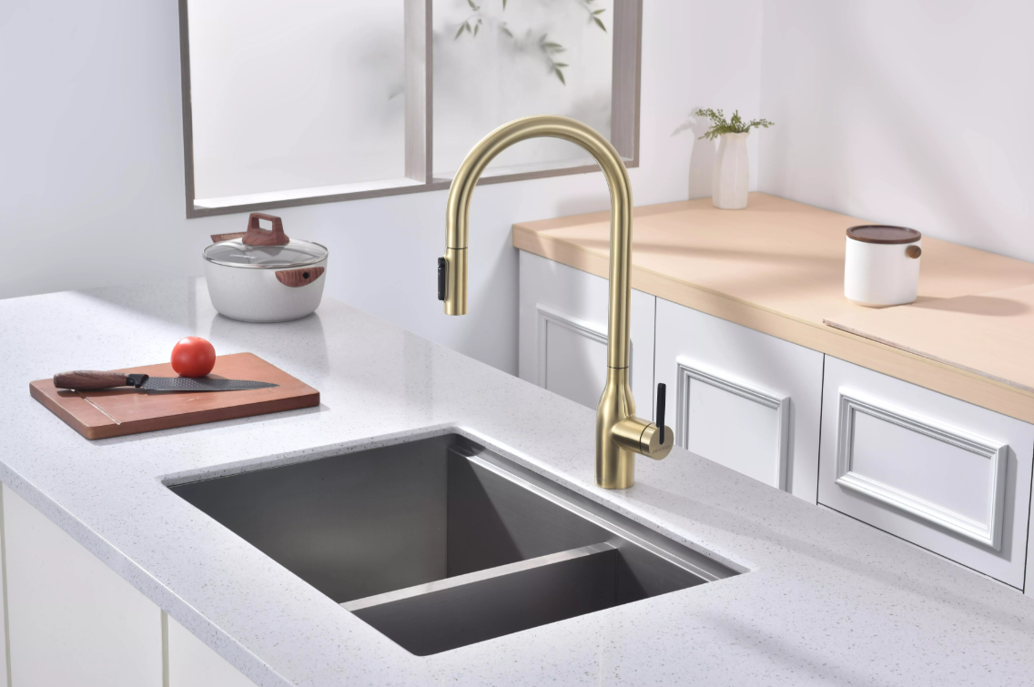 Смеситель Paulmark UNIVERSAL Metallum с подключением к фильтру для воды, с вытяжным шлангом, светлое золото