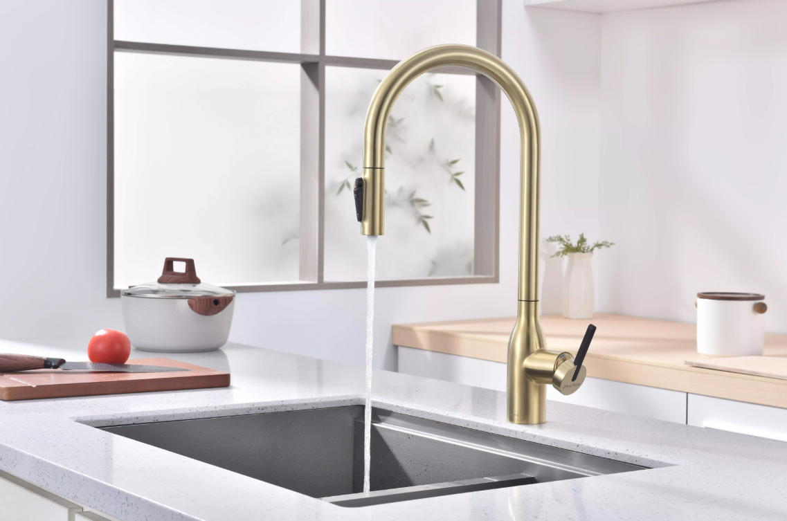 Смеситель Paulmark UNIVERSAL Metallum с подключением к фильтру для воды, с вытяжным шлангом, светлое золото