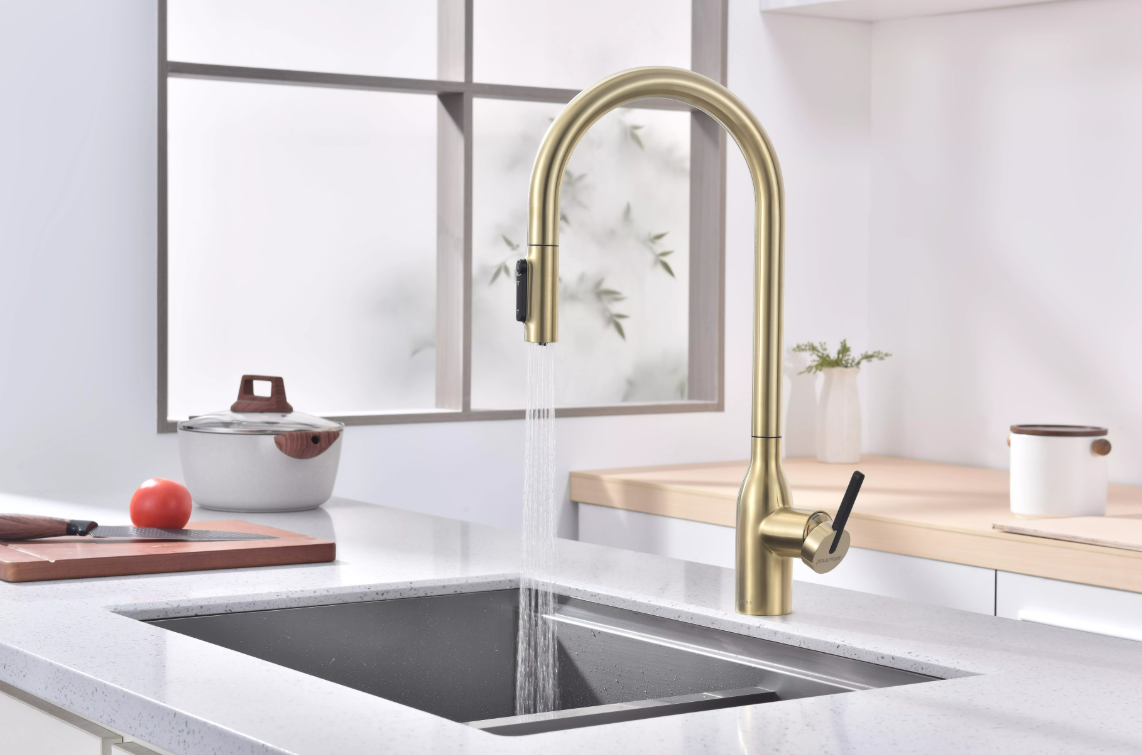 Смеситель Paulmark UNIVERSAL Metallum с подключением к фильтру для воды, с вытяжным шлангом, светлое золото