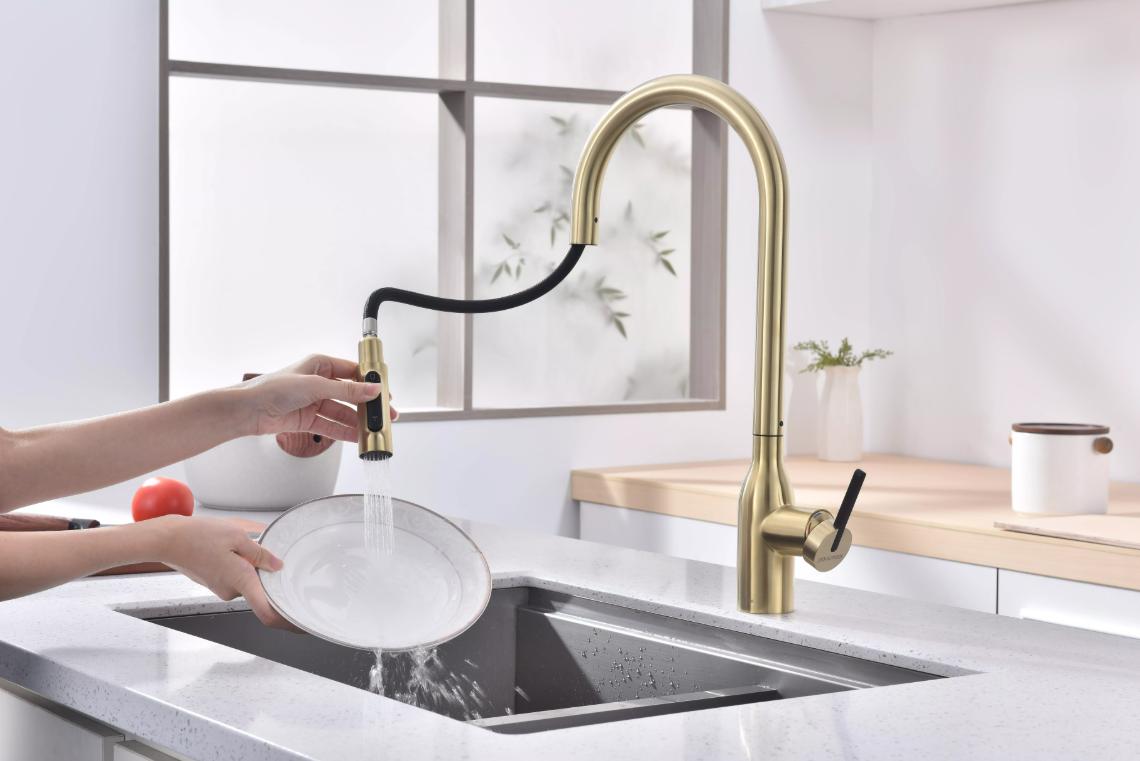 Смеситель Paulmark UNIVERSAL Metallum с подключением к фильтру для воды, с вытяжным шлангом, светлое золото
