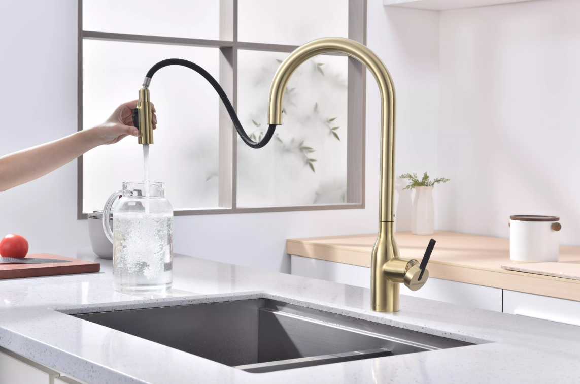 Смеситель Paulmark UNIVERSAL Metallum с подключением к фильтру для воды, с вытяжным шлангом, светлое золото