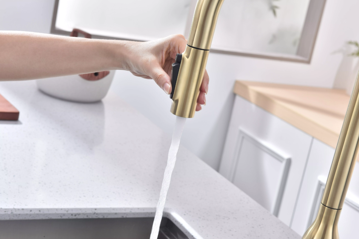 Смеситель Paulmark UNIVERSAL Metallum с подключением к фильтру для воды, с вытяжным шлангом, светлое золото