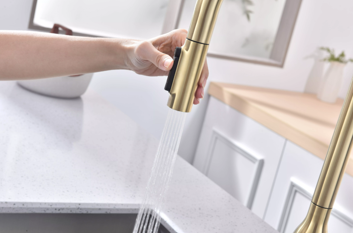 Смеситель Paulmark UNIVERSAL Metallum с подключением к фильтру для воды, с вытяжным шлангом, светлое золото