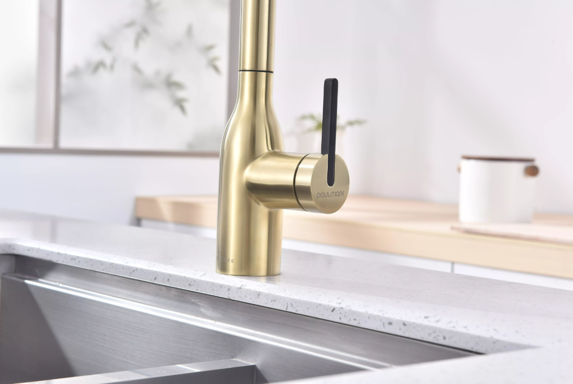 Смеситель Paulmark UNIVERSAL Metallum с подключением к фильтру для воды, с вытяжным шлангом, светлое золото