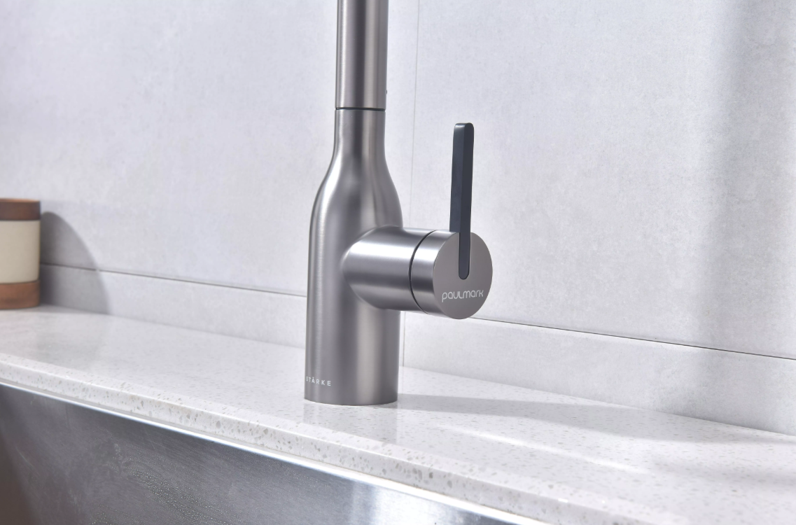 Смеситель Paulmark UNIVERSAL Metallum с подключением к фильтру для воды, с вытяжным шлангом, Вороненая сталь