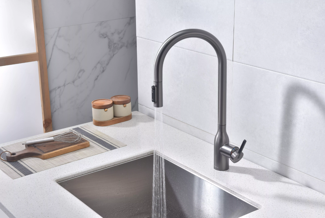 Смеситель Paulmark UNIVERSAL Metallum с подключением к фильтру для воды, с вытяжным шлангом, Брашированная сталь