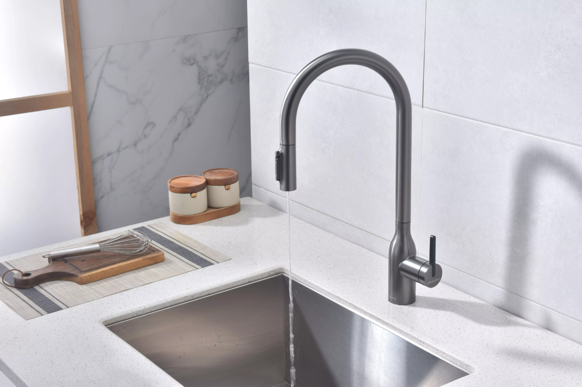 Смеситель Paulmark UNIVERSAL Metallum с подключением к фильтру для воды, с вытяжным шлангом, Брашированная сталь