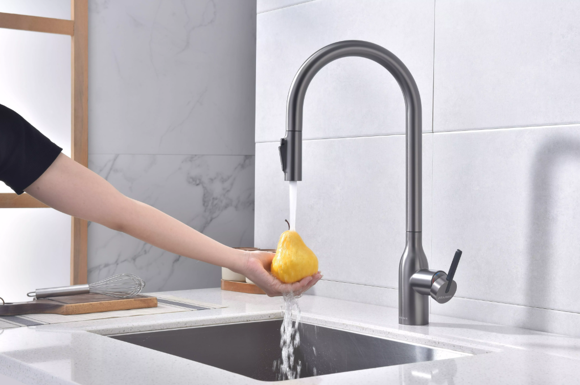 Смеситель Paulmark UNIVERSAL Metallum с подключением к фильтру для воды, с вытяжным шлангом, Брашированная сталь