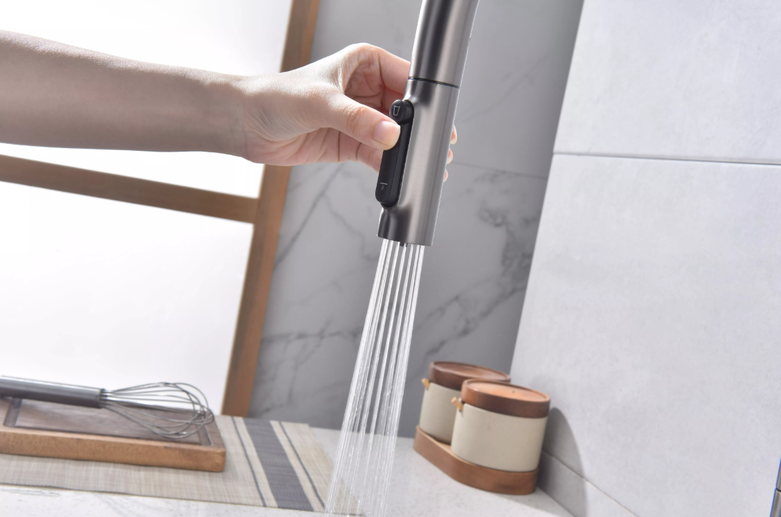Смеситель Paulmark UNIVERSAL Metallum с подключением к фильтру для воды, с вытяжным шлангом, Брашированная сталь