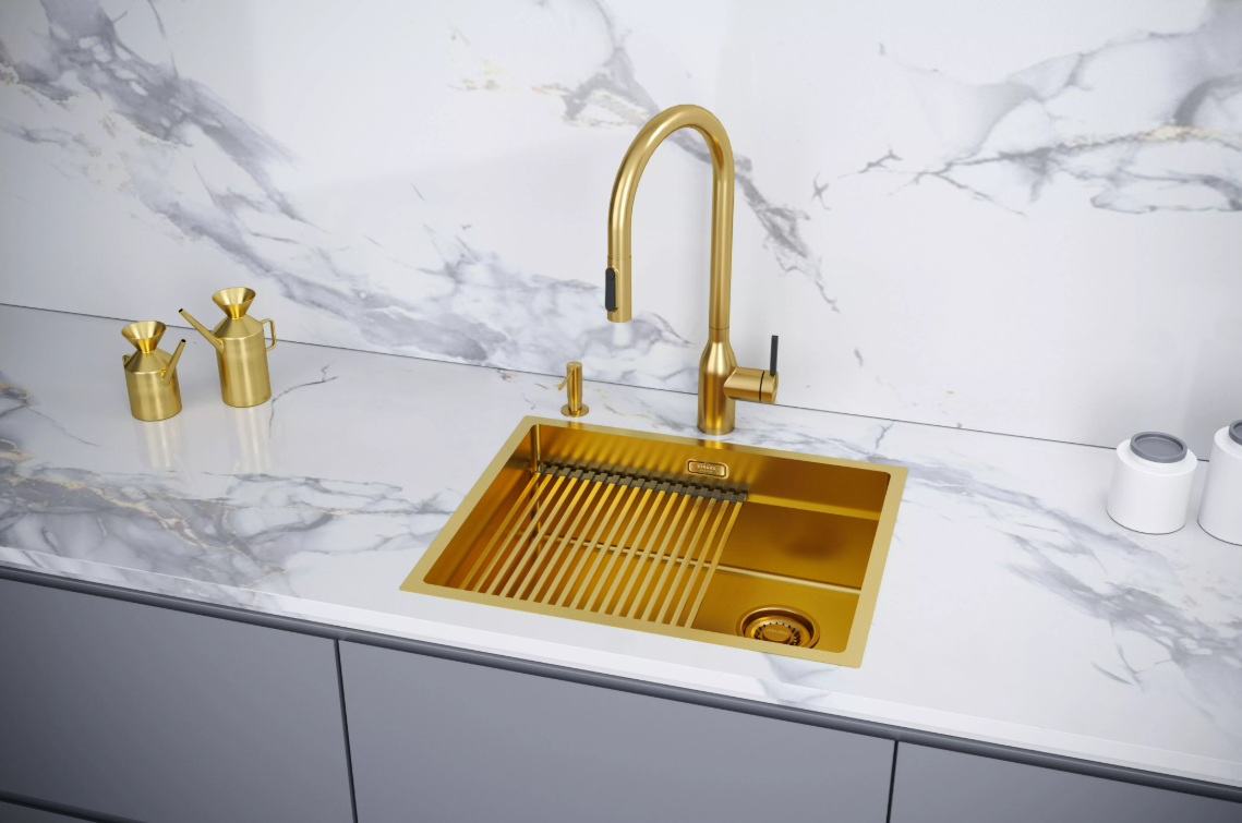Смеситель Paulmark UNIVERSAL Metallum с подключением к фильтру для воды, с вытяжным шлангом, Брашированное золото