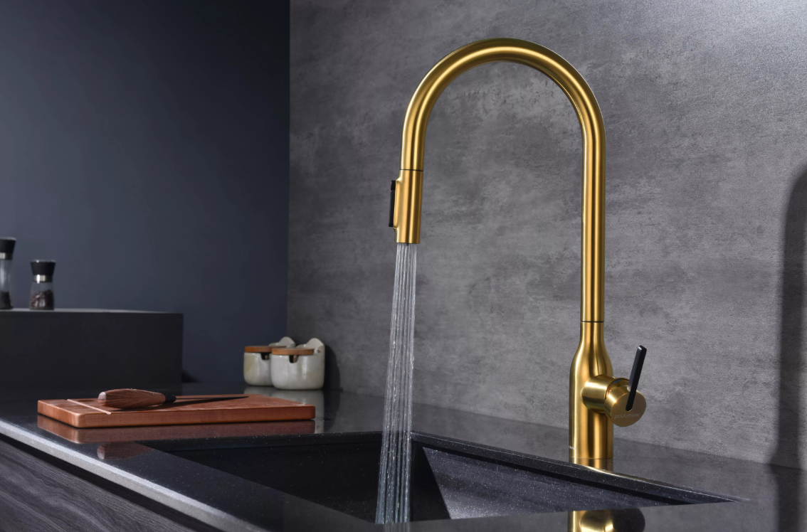 Смеситель Paulmark UNIVERSAL Metallum с подключением к фильтру для воды, с вытяжным шлангом, Брашированное золото
