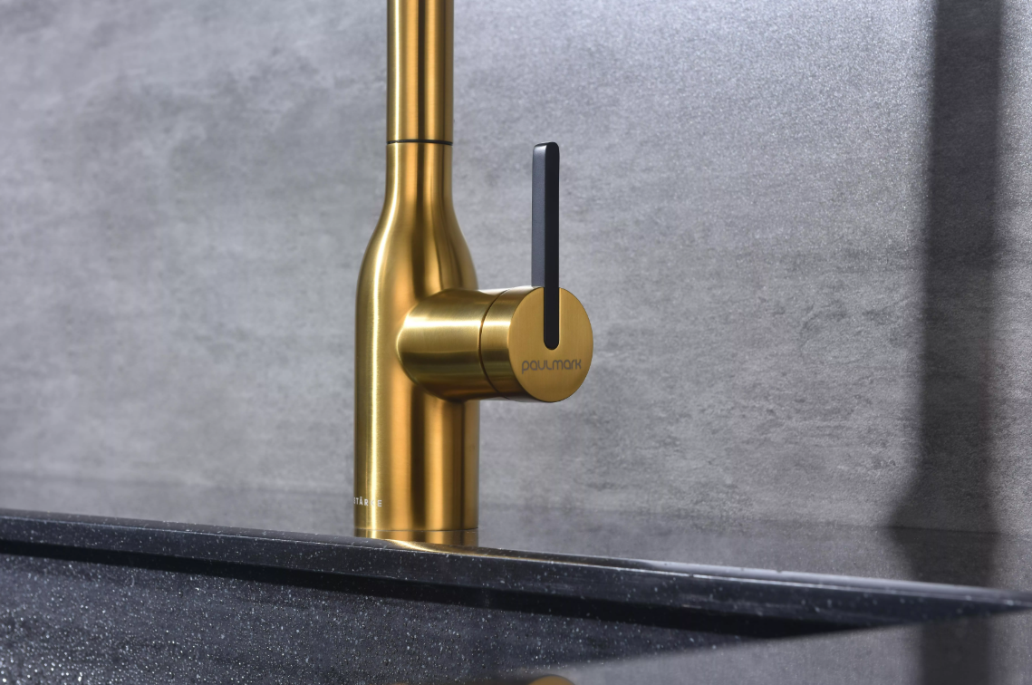 Смеситель Paulmark UNIVERSAL Metallum с подключением к фильтру для воды, с вытяжным шлангом, Брашированное золото