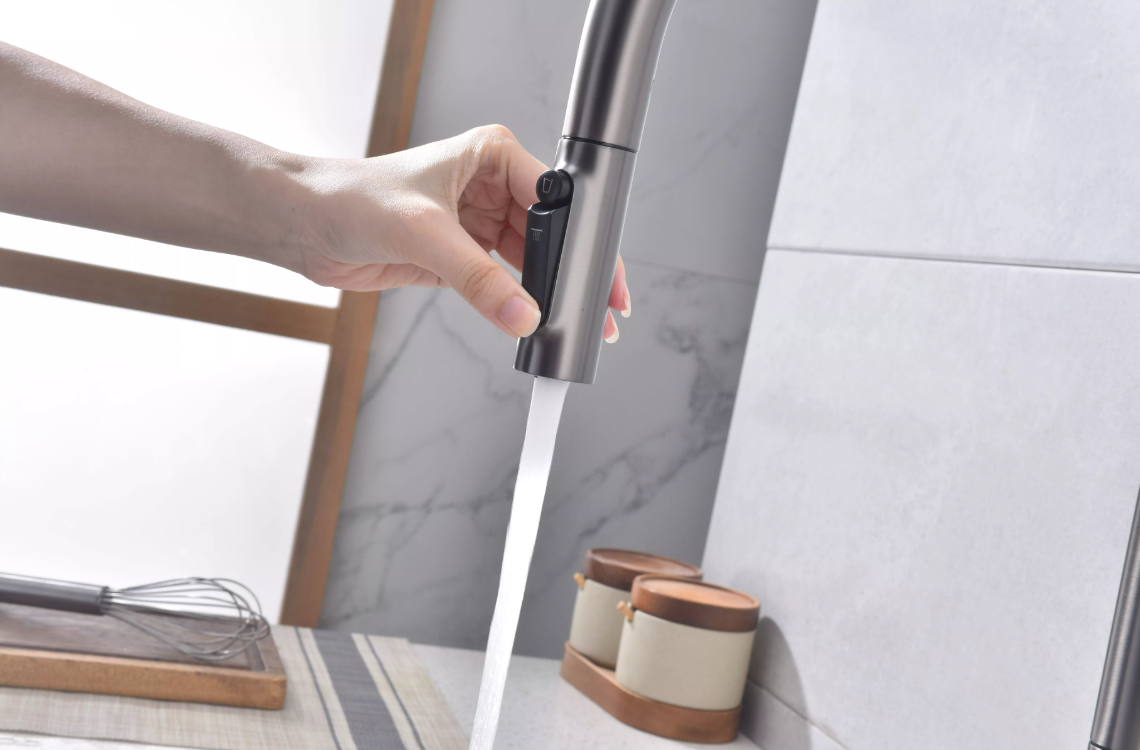 Смеситель Paulmark UNIVERSAL Basis с подключением к фильтру для воды, с вытяжным шлангом, Антрацит
